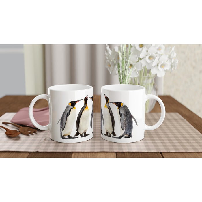 Tasse mit Pinguinen in einer Gruppe