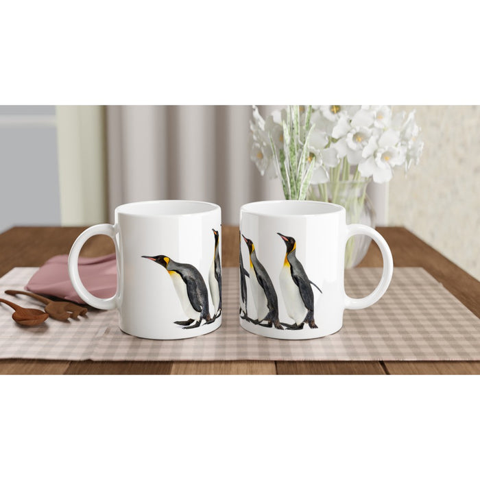 Tasse mit Pinguinen in einer Reihe