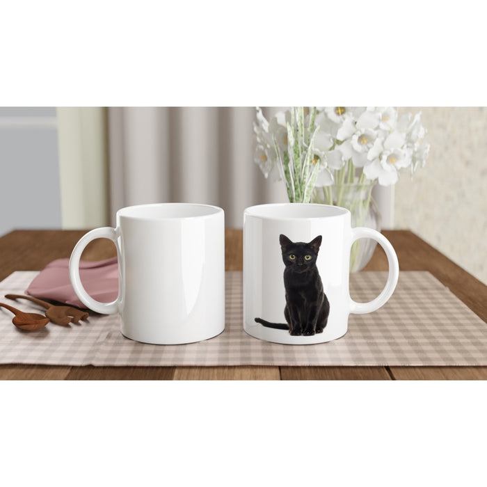 Tasse mit schwarzer kleiner Katze